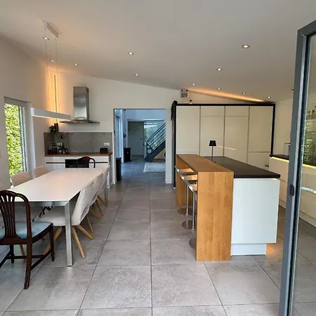 Exklusives Architektenhaus, Pool Und Privateinfahrt