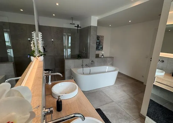 Exklusives Architektenhaus, Pool Und Privateinfahrt *