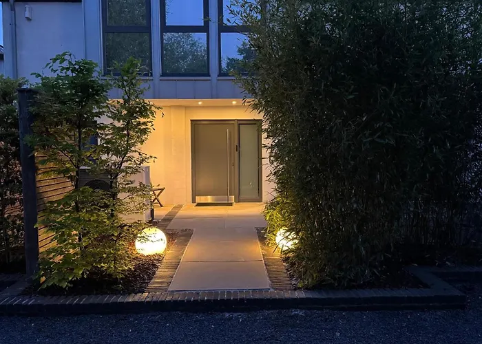 Exklusives Architektenhaus, Pool Und Privateinfahrt